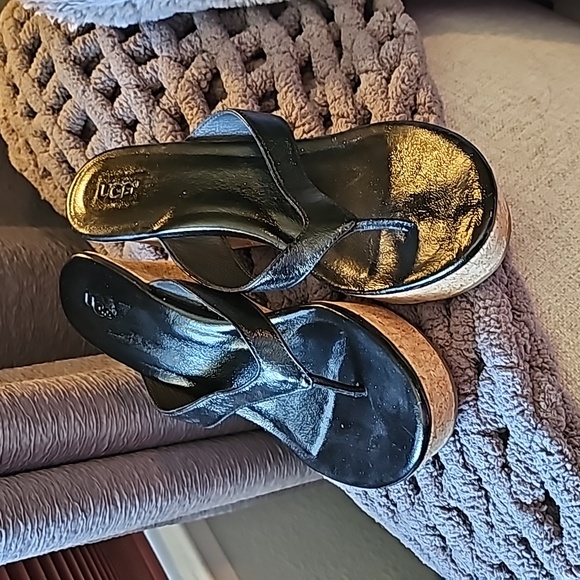 STUNNING UGGS NATASSIA PATENT CORK WEDGE THONG SANDALS - Picture 2 of 9